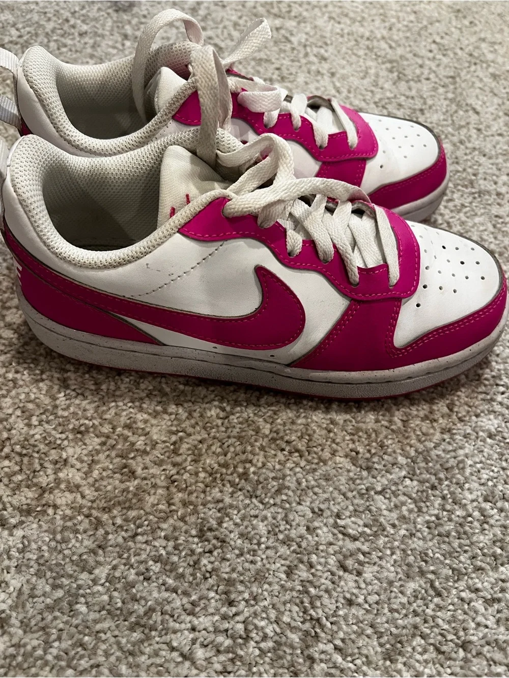 Nike Kids Low-Top Sneakers in White and Hot Pink